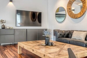 TV, offices - B2 Three Bedroom Penthouse Apartment (Reykjavík)
