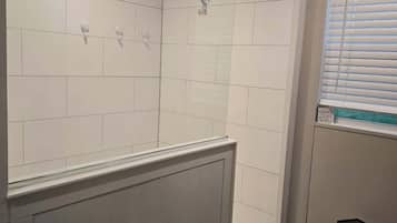 Sèche-cheveux, serviettes fournies, savon, papier toilette