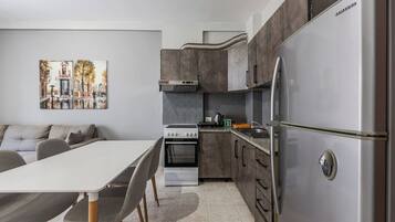 Frigorífico, horno, placa de cocina y tostadora