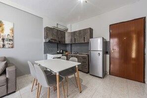 Frigorifero, forno, piano cottura, tostapane