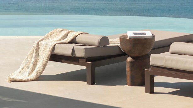A beachside lounge with a view of the sea and distant mountains. - Sundara, Exclusive Seaview Estate with Grand Pool & Direct Beach Access (Σκάλα)