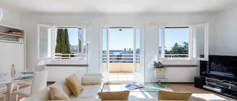 Apartment | Living area | Fireplace