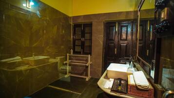 Habitació doble Deluxe, vistes a la ciutat | Bany | Dutxa i tovalloles