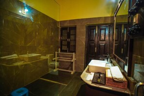 Deluxe-Doppelzimmer, Stadtblick | Badezimmer | Dusche, Handtücher