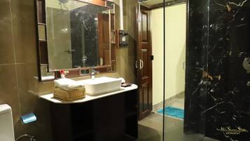 Deluxe Double Room, City View | Bathroom