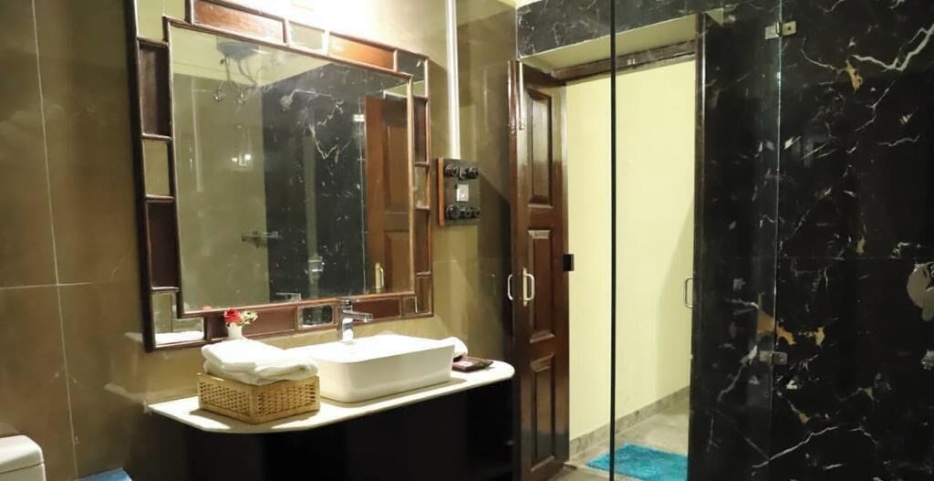 Habitación doble Deluxe, vista a la ciudad | Baño | Regadera y toallas 