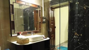 Habitación doble Deluxe, vista a la ciudad | Baño | Regadera y toallas