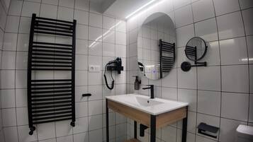 Dusch, hårtork, handdukar och tvål