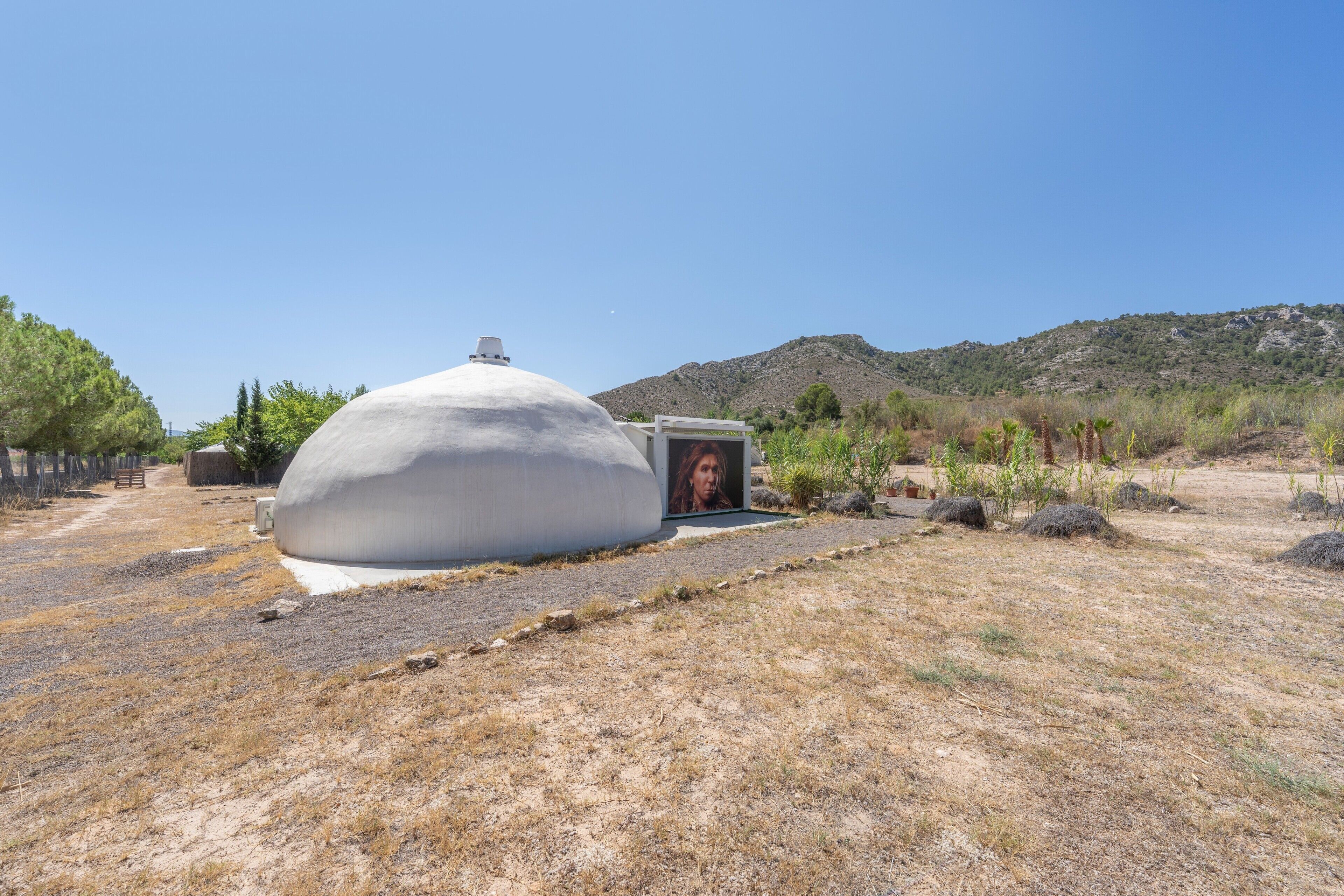 Una estructura abovedada con un espacio cerrado que contiene un retrato.
