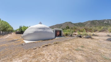 Una estructura abovedada con un espacio cerrado que contiene un retrato.