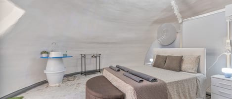 1 bedroom, bed sheets