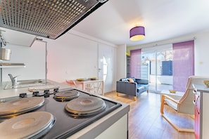 Kühlschrank, Mikrowelle, Ofen, Herdplatte