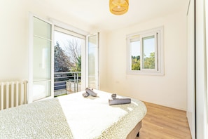 5 bedrooms, iron/ironing board, travel crib, free WiFi