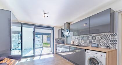 Spacious 6-bedroom home in Le Pouset—sleeps 10, fully equipped