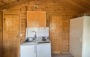 Kühlschrank, Herdplatte, Kochgeschirr/Geschirr/Besteck