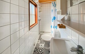 Shower - 1 bedroom nice home in Byxelkrok (Byxelkrok)