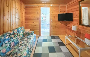 TV - 1 bedroom amazing home in Byxelkrok (Byxelkrok)