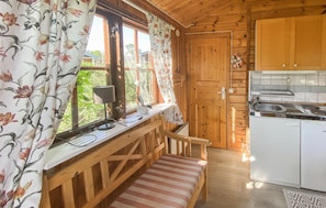 Kühlschrank, Herdplatte, Kochgeschirr/Geschirr/Besteck