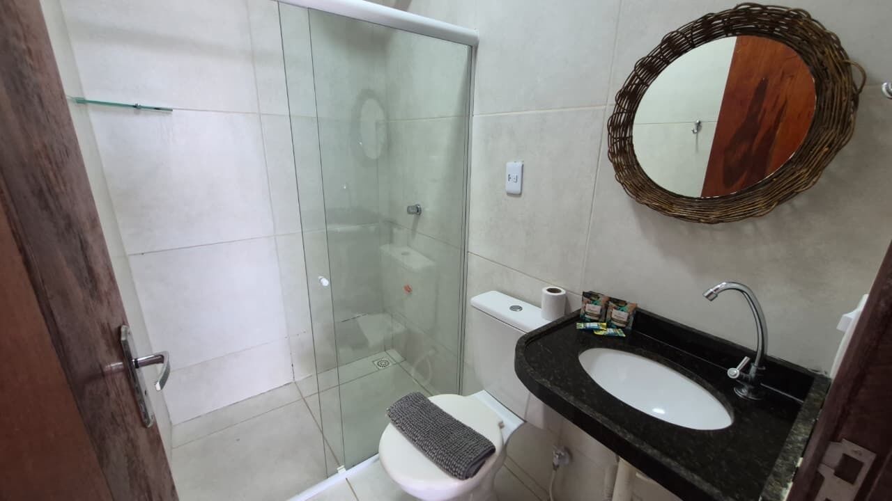 Quarto casal clássico, vista para o jardim | Banheiro | Chuveiro, toalhas de banho, sabonete, shampoo