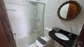 Quarto casal clássico, vista para o jardim | Banheiro | Chuveiro, toalhas de banho, sabonete, shampoo