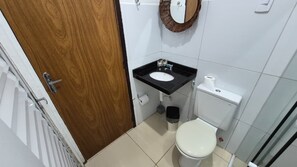 Quadrupla familiare, vista giardino | Bagno | Doccia, asciugamani, sapone, shampoo