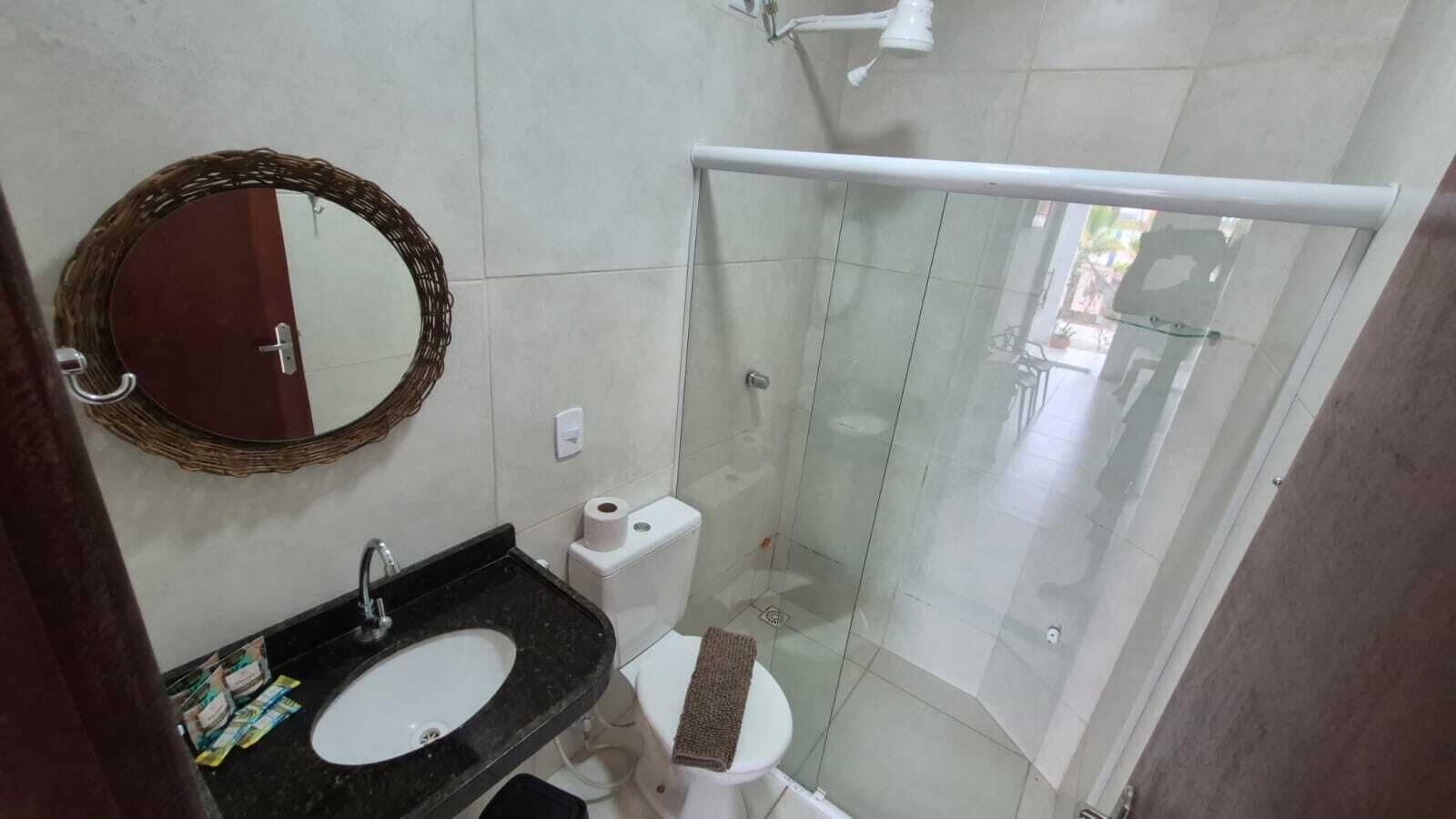 Ducha, toallas, jabón, shampoo