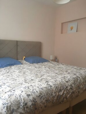 WiFi, bed sheets