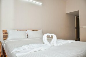 Habitación doble Deluxe, balcón, vista a la ciudad | Escritorio, wifi gratis y acceso para silla de ruedas
