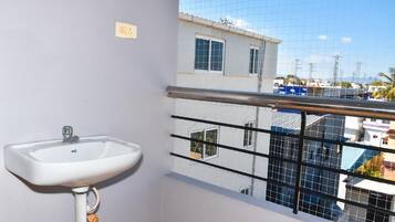 Kamar Double Deluks, balkon, pemandangan kota | Halaman properti