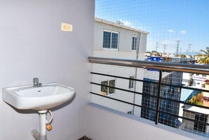 Chambre Deluxe double, balcon, vue sur la ville | Terrain de l’hébergement