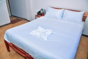 Habitación doble Deluxe, balcón, vista a la ciudad | Escritorio, wifi gratis y acceso para silla de ruedas 