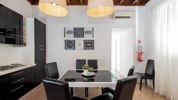 Appartement supérieur | Cuisine privée | Réfrigérateur grande capacité avec congélateur, four à micro-ondes