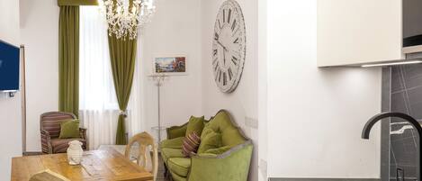 Premium Apartment | Private kitchen | Full-sized fridge, microwave, stovetop, cookware/dishes/utensils