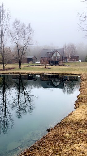 Tranquil 4-bdm log cabin in Port Austin, Private with a fishing pond & Hot tub