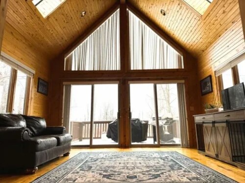Tranquil 4-bdm log cabin in Port Austin, Private with a fishing pond & Hot tub
