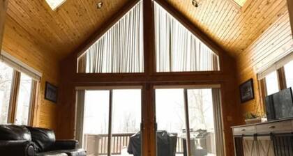 Tranquil 4-bdm log cabin in Port Austin, Private with a fishing pond & Hot tub