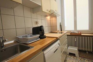 Wasserkocher mit Kaffee-/Teezubehör, Kühlschrank, Mikrowelle, Ofen