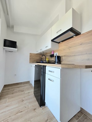 Fridge, microwave, stovetop, cookware/dishes/utensils - Sea View Apartment 6 (Podace)
