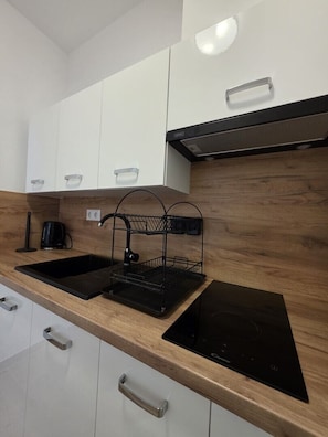 Kühlschrank, Mikrowelle, Herdplatte, Kochgeschirr/Geschirr/Besteck