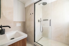 Apartment | Badezimmer | Haartrockner, Handtücher, Shampoo
