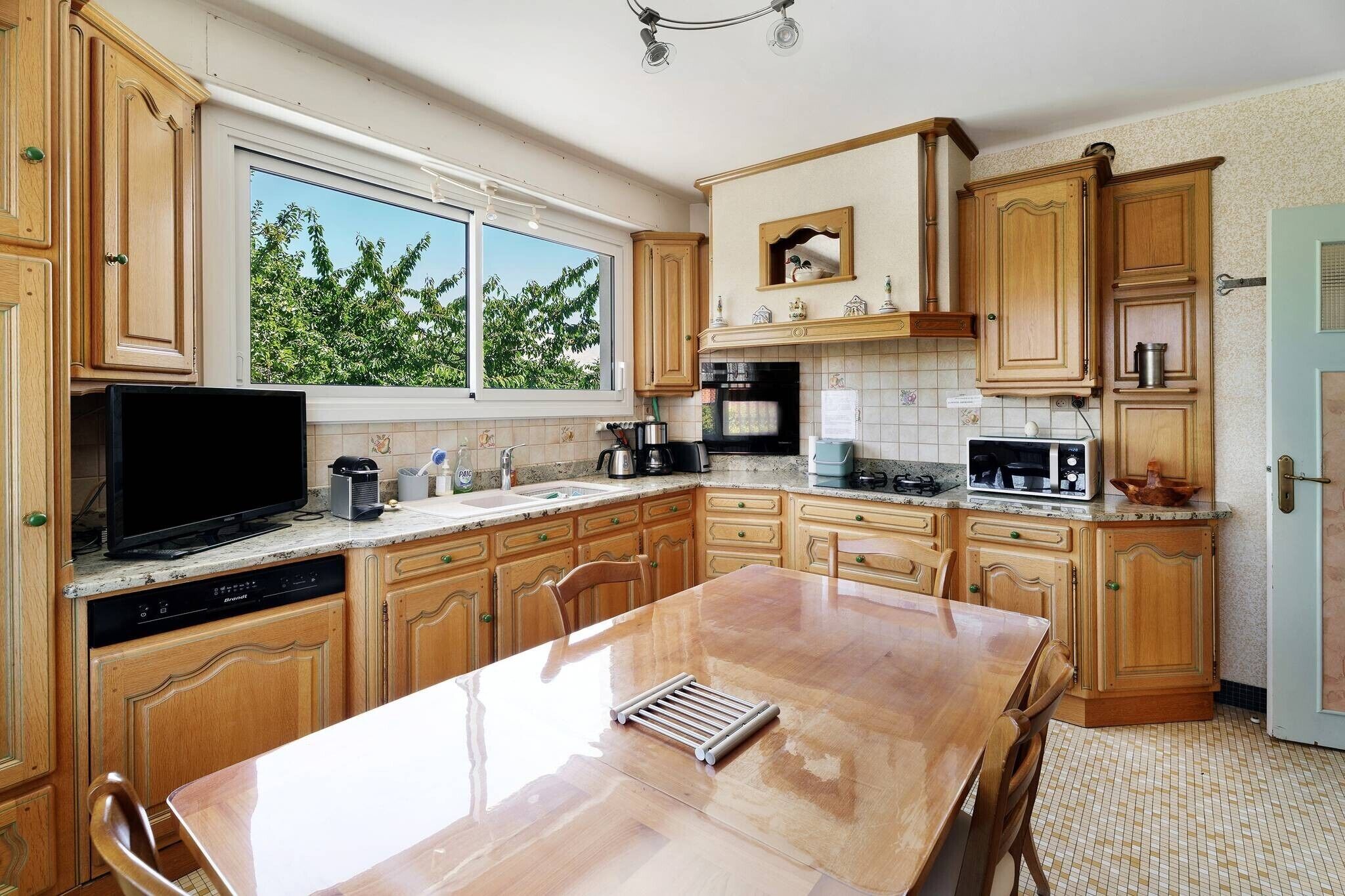 Coffee/tea maker, fridge, microwave, oven