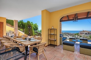 Outdoor dining - Spacious 5-bedroom villa with Top views and heated pool in charming Benalmádena (Benalmádena)