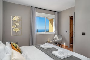 Room - Spacious 5-bedroom villa with Top views and heated pool in charming Benalmádena (Benalmádena)