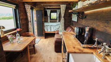 1 bedroom, WiFi (free), individually decorated, individually furnished
