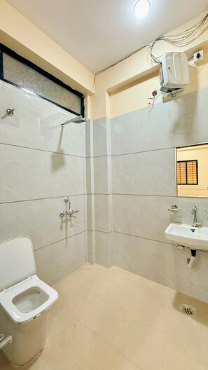 Shower, towels, soap, shampoo - Hotel Gurukripa (Indore)