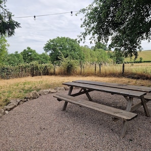 Outdoor dining - Renovated 2-bedroom house in calm and green Burgundy with enclosed 600 m2 garden (Marigny-l'Église)