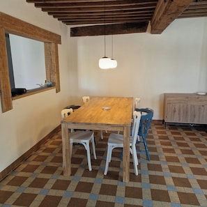 Dining - Renovated 2-bedroom house in calm and green Burgundy with enclosed 600 m2 garden (Marigny-l'Église)