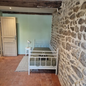 2 bedrooms, iron/ironing board, free WiFi, bed sheets - Renovated 2-bedroom house in calm and green Burgundy with enclosed 600 m2 garden (Marigny-l'Église)