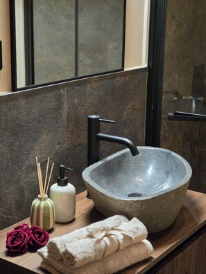 Shower, hair dryer, bidet, towels - Vrbo Property (Torino)