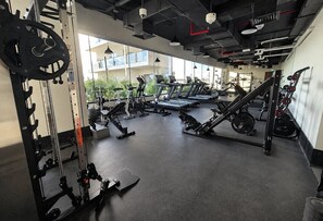 Fitness facility - Modern & Cozy 1BR with Peaceful Vibes, Just a 20-Minute Drive to Downtown Dubai (Dubai)